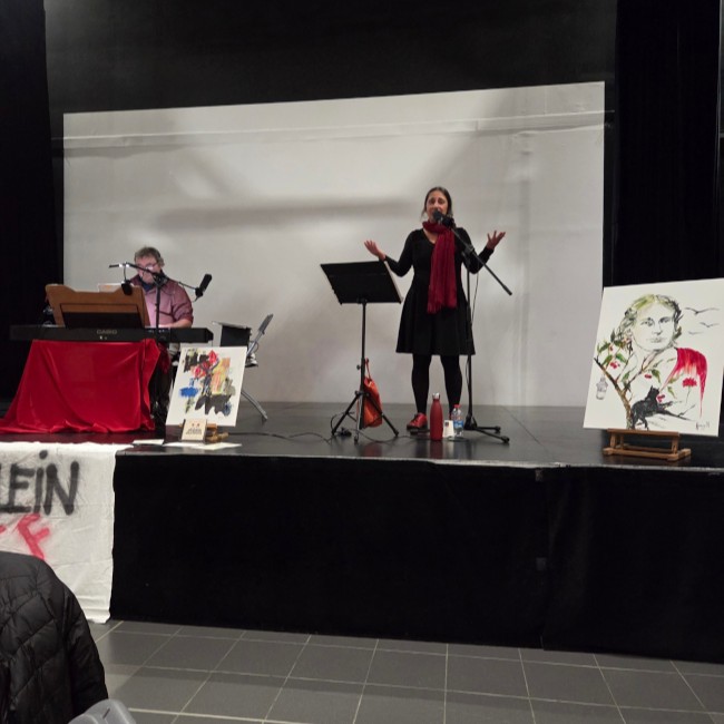 Slogan "On ne naît pas femme, on en meurt" à la marche blanche en hommage à Ines Mecellem