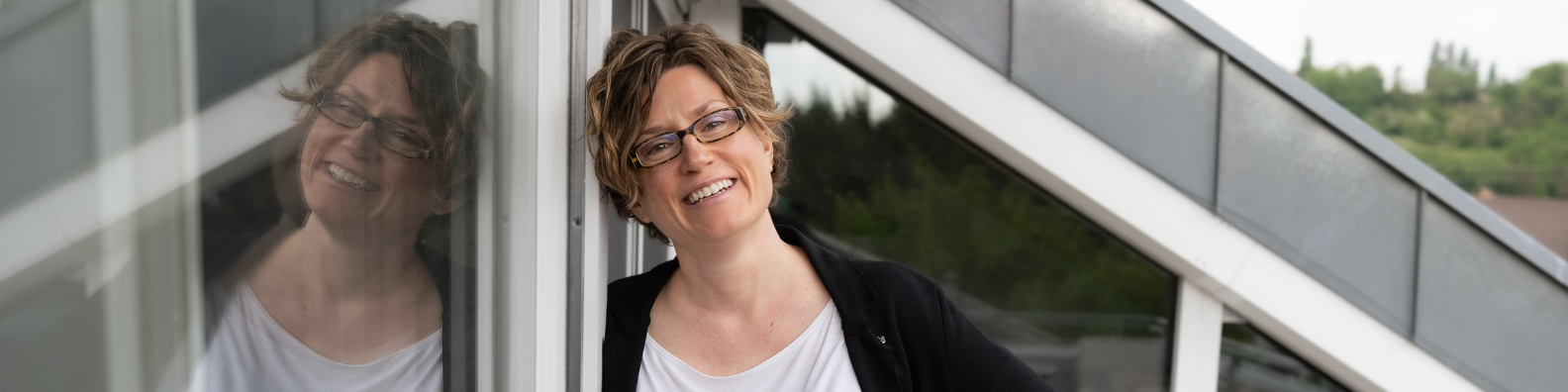 Bettina Banaj, die eine Kundin umarmt. Sie lächelt.