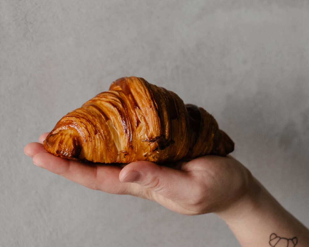 Croissant auf Hand