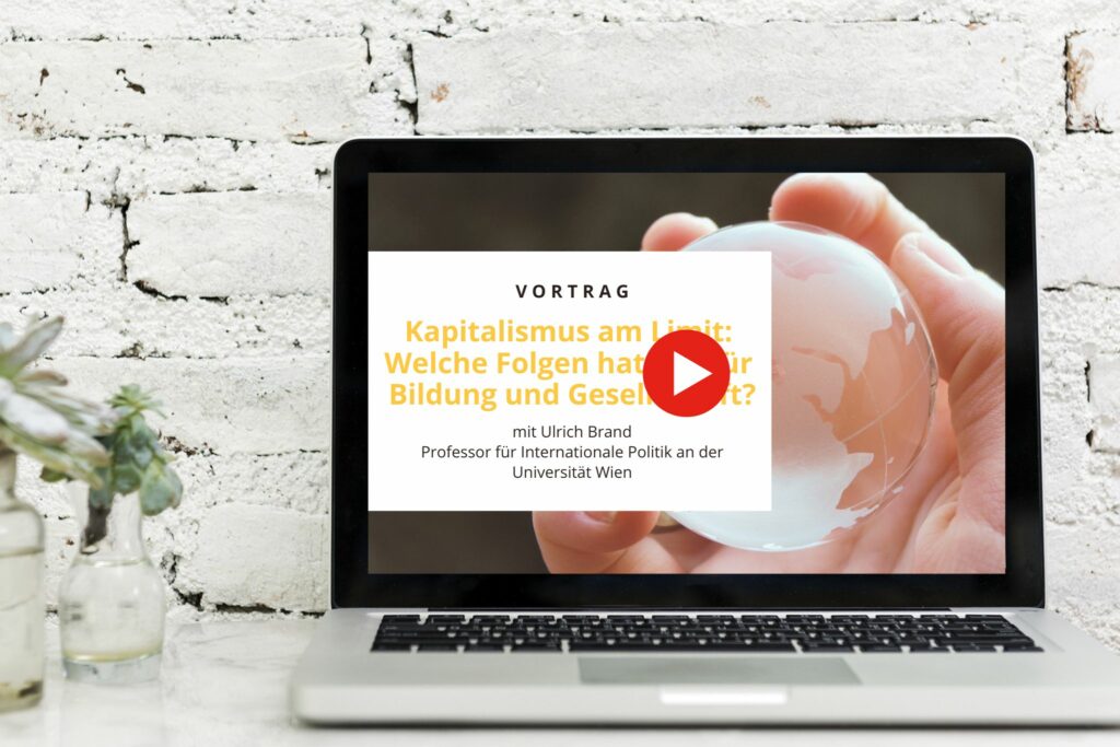 Laptop vor weißer Wand