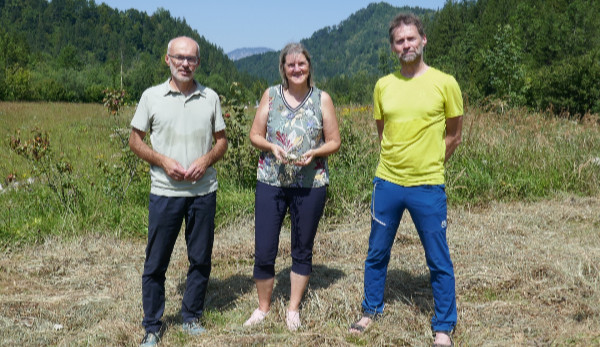 3 Menschen auf Wiese