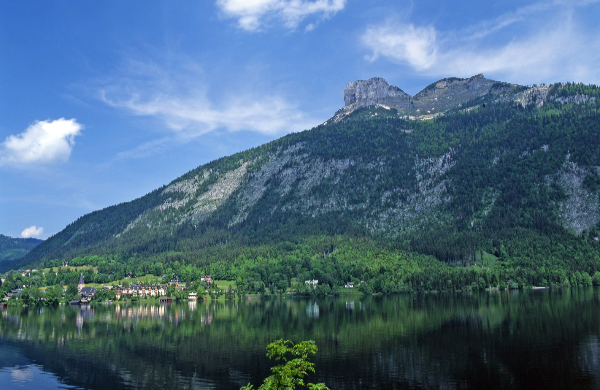 Mann auf Berggipfel über Wolken