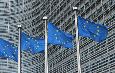 EU-Flaggen vor Gebäude