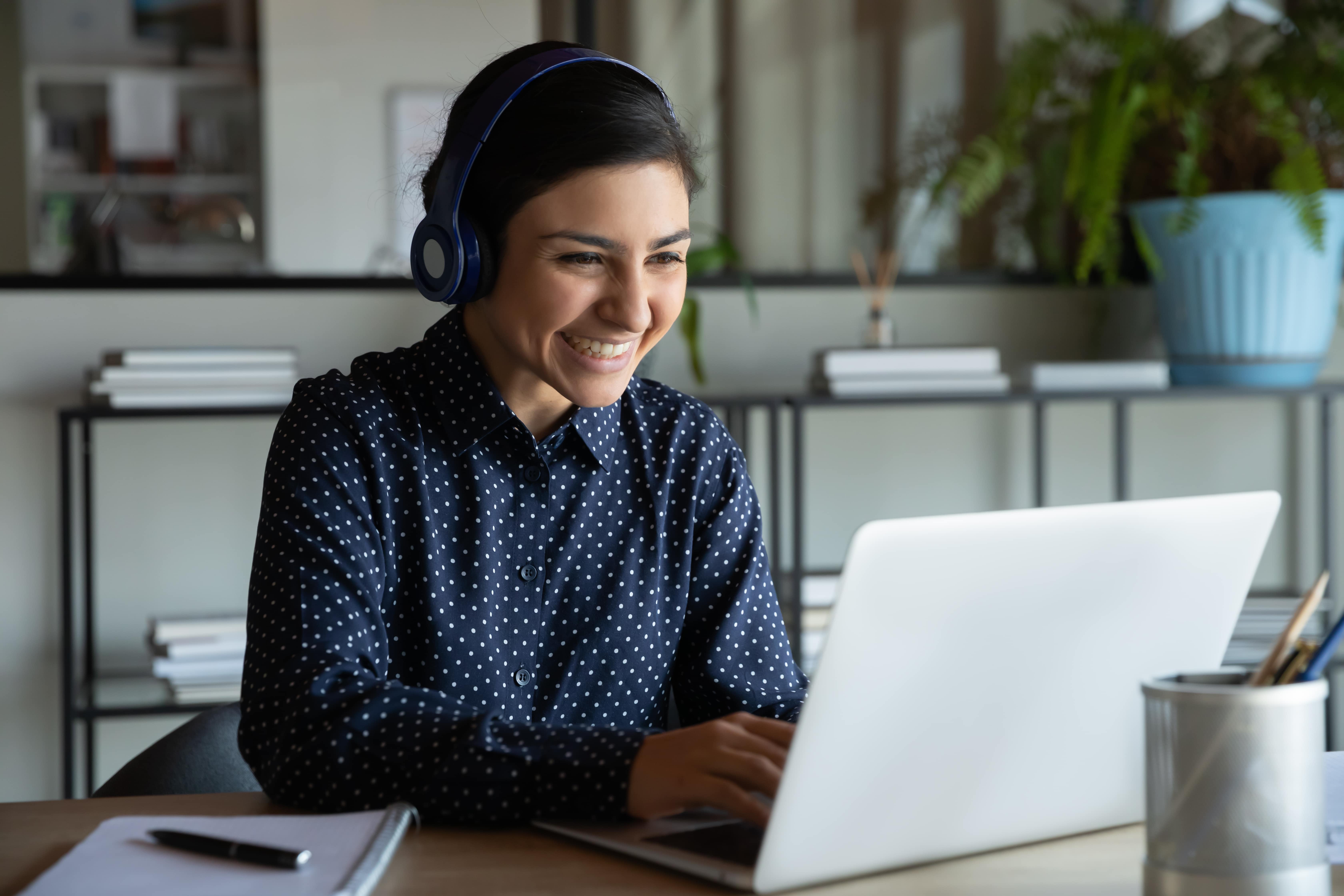 Frau vor Laptop