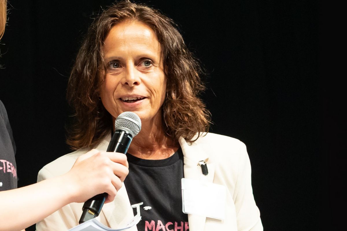 Frau am Mikrofon