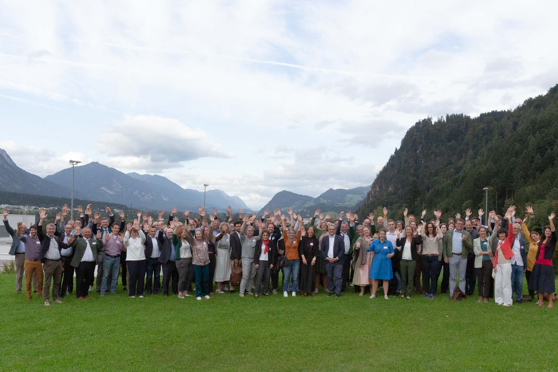 Gruppenfoto, Berge im Hintergrund