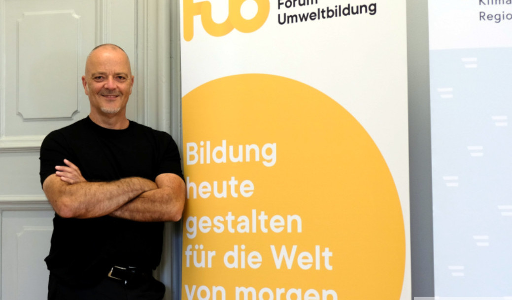 Mann vor Banner