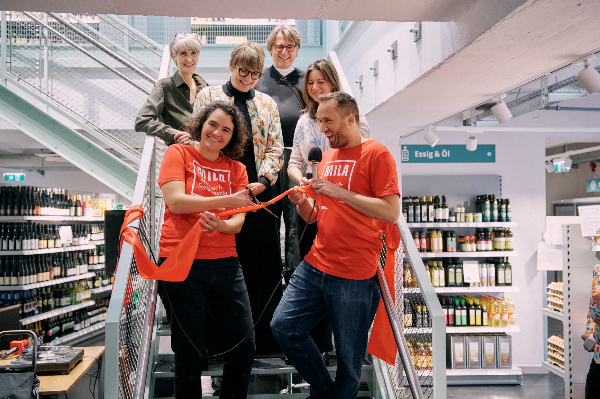 Menschen stehen auf Treppe im Supermarkt