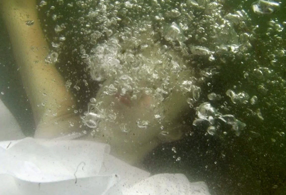 Mädchen unter Wasser