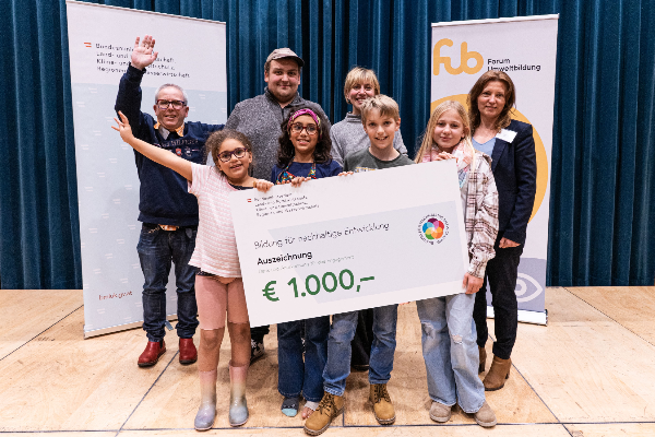 Menschengruppe hinter Scheck