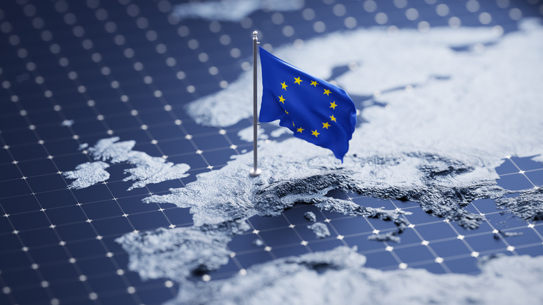 Flagge der Europäischen Union weht auf Mast auf der topografischen 3D-Kartenoberfläche und abstraktem Hintergrund mit einem Gitter