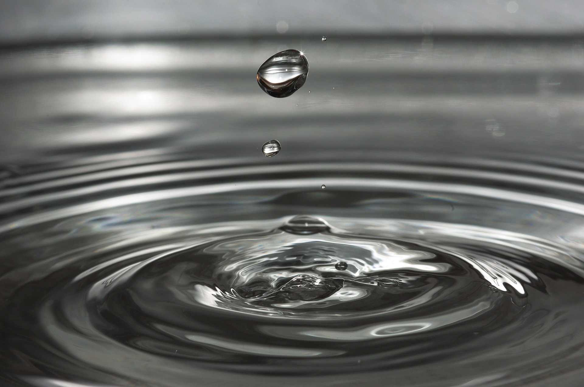 Finger tippt ins Wasser