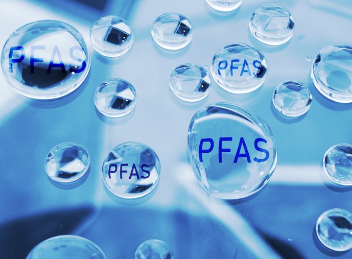 Wassertropfen mit PFAS-Text