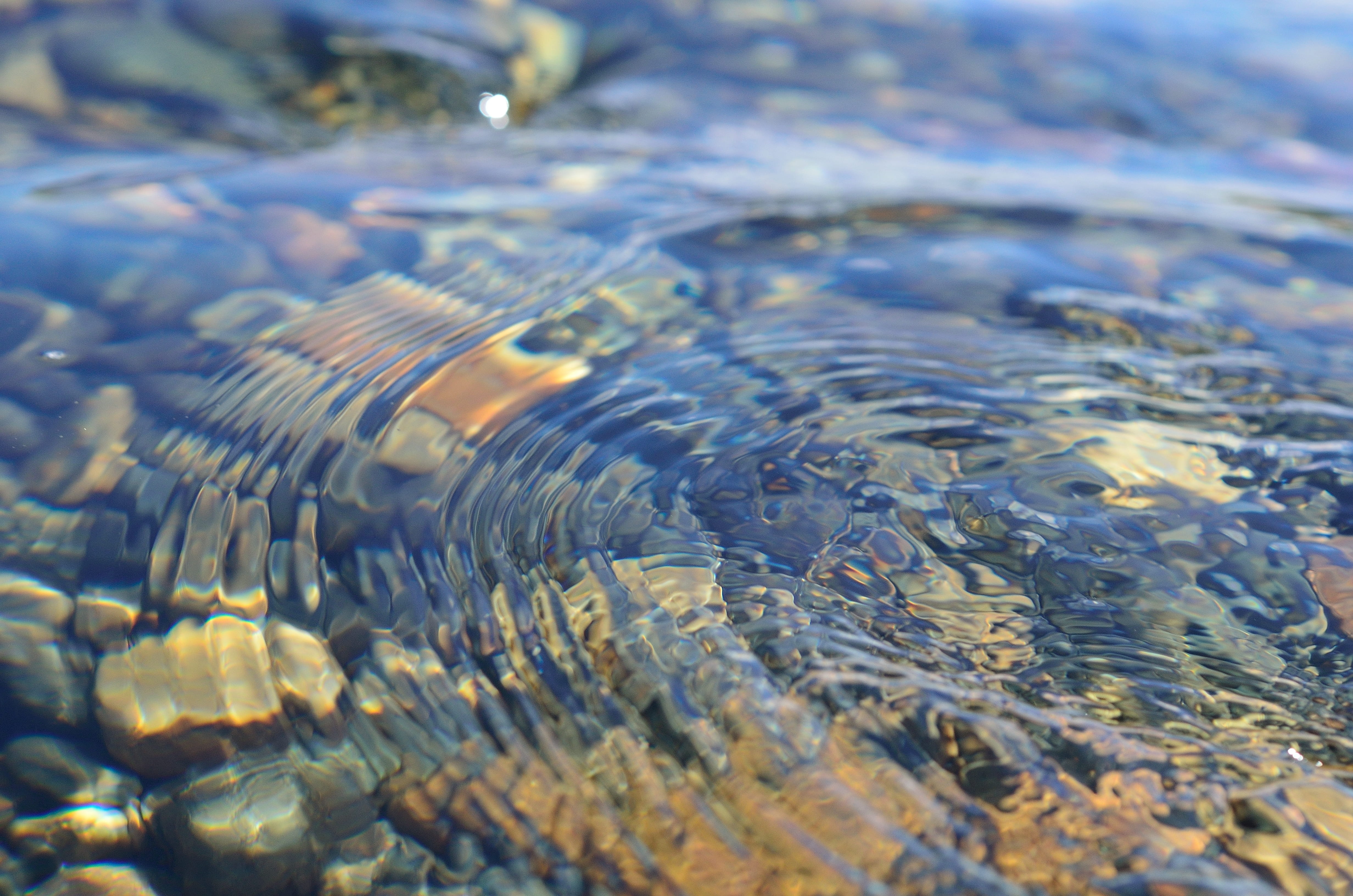 Finger tippt ins Wasser