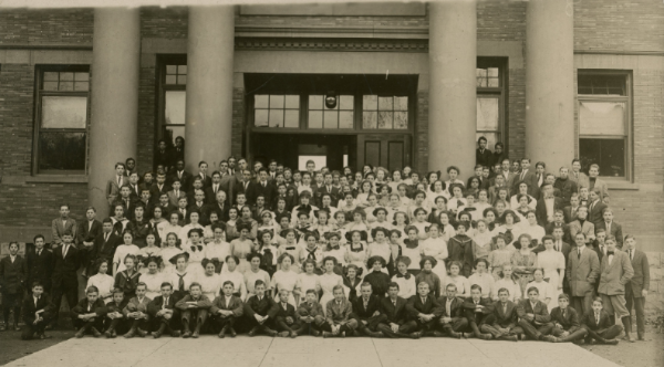 Picture of Bellefonte High School with all of the students and teachers standing on the front steps circa 1911.