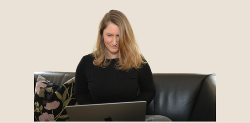 Frau mit Laptop auf Sofa