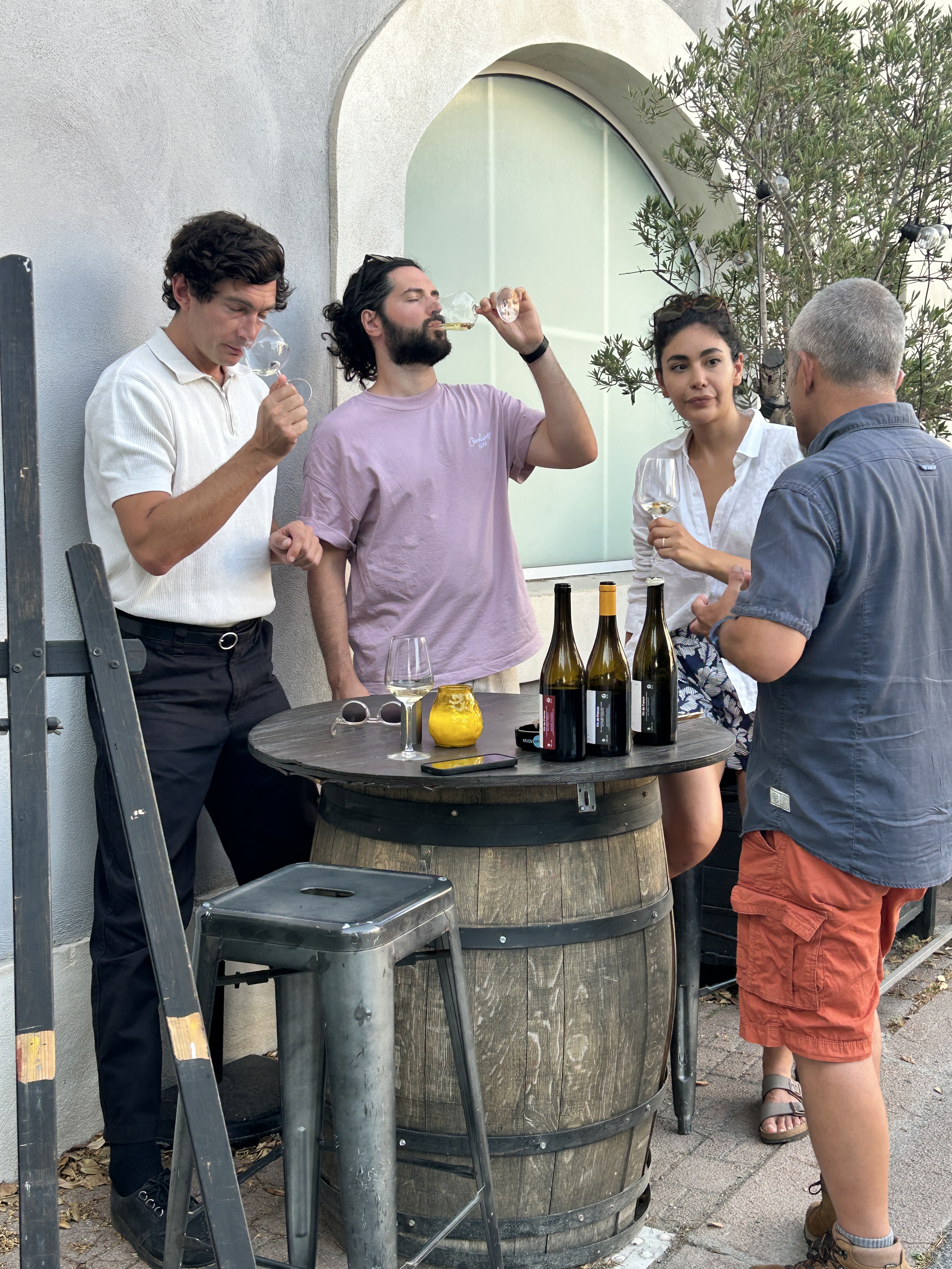 personnes attentives dégustant des grands vins du Languedoc sebastien-m