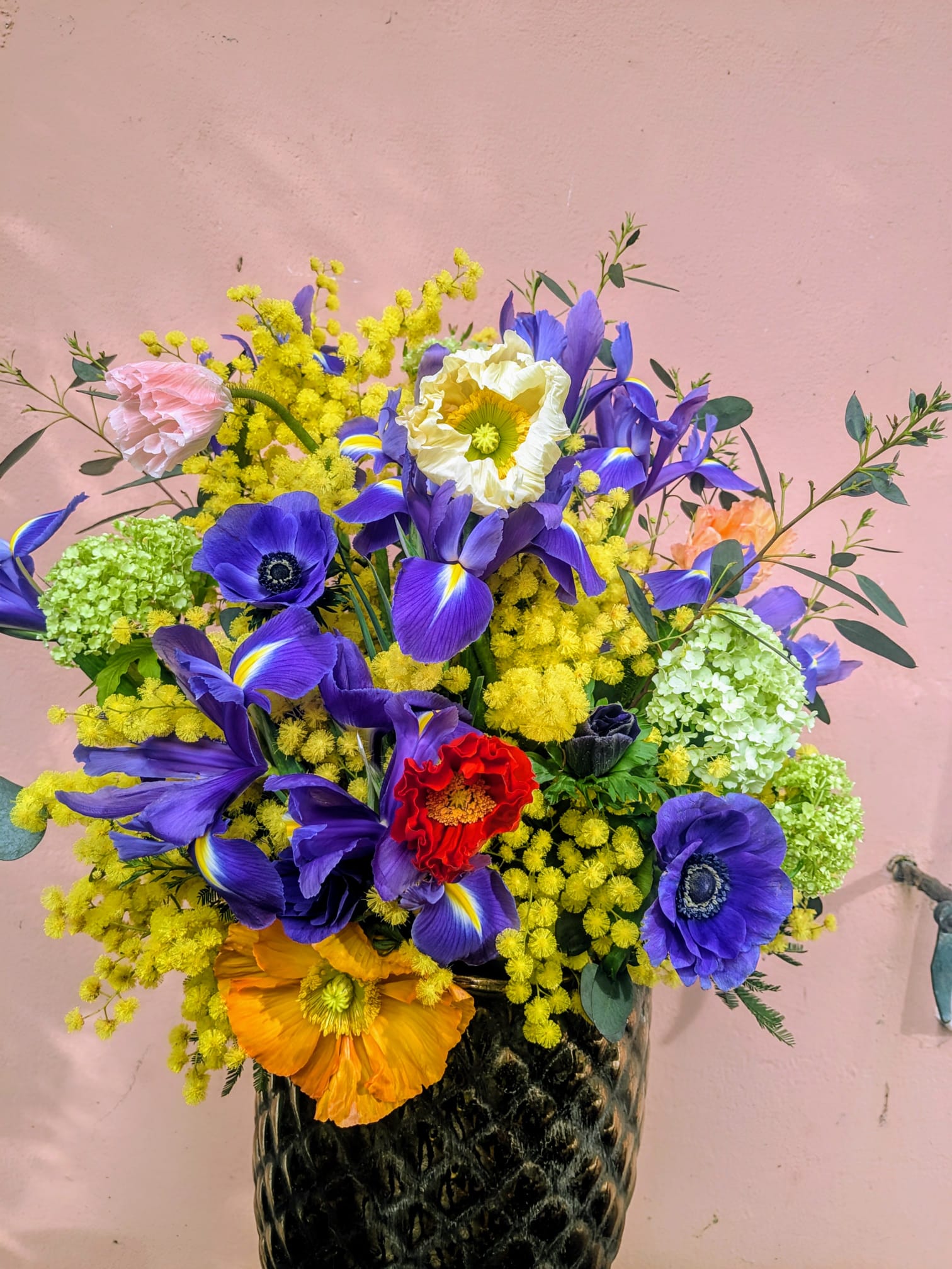 Bouquet de mimosa, iris et anémones — La Lunaire artisan fleuriste Biarritz
