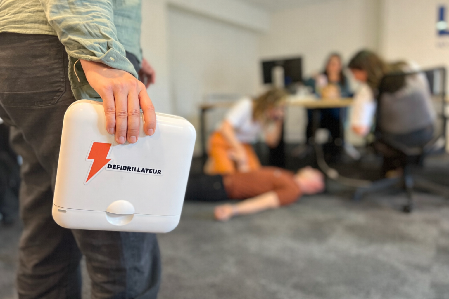 Intervention d'urgence au bureau avec défibrillateur Sauvie