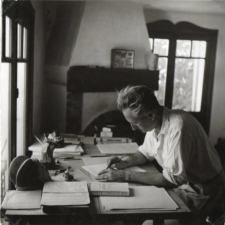 L'automne, un livre, devant la cheminée