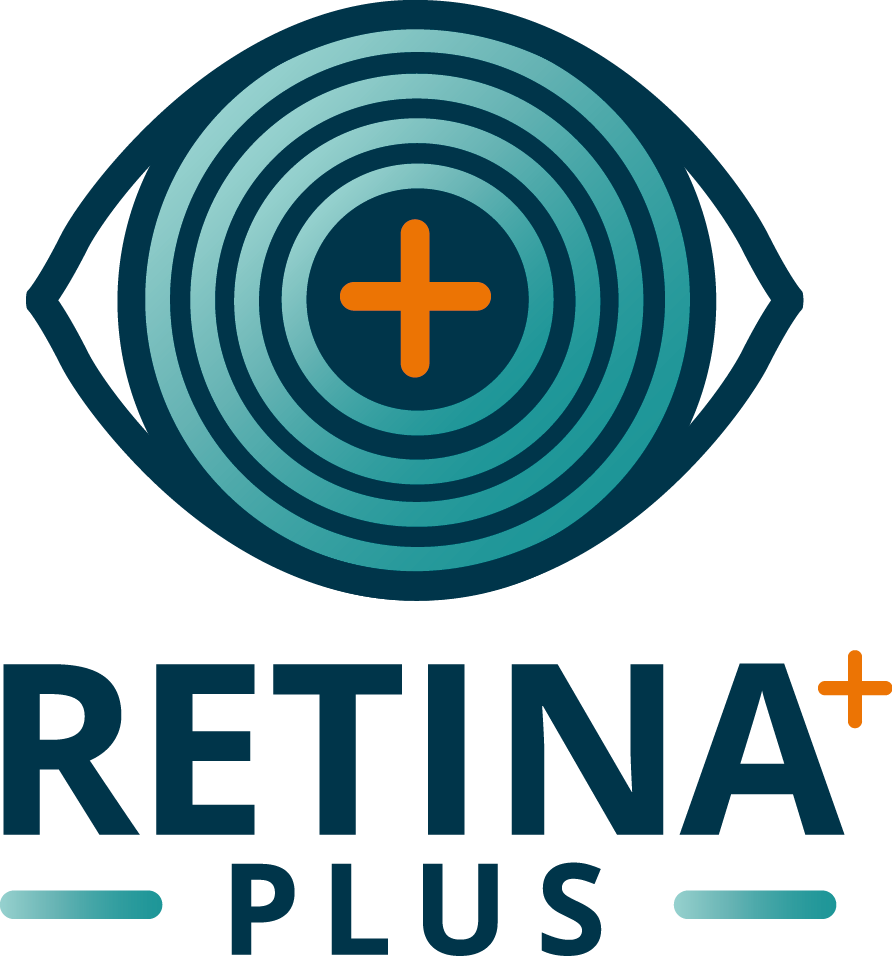 Logo mit einem stilisierten Auge. Das Auge besteht aus konzentrischen Kreisen in Blau- und Grüntönen, die in der Mitte ein oranges Pluszeichen hat. Unter dem Auge steht der Text "RETINA+" in großen Buchstaben, gefolgt von dem Wort "PLUS" darunter. Links und rechts von "PLUS" befinden sich horizontale Linien in Türkis. Der Hintergrund ist hell und schlicht.