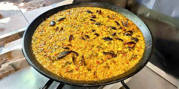 Primer plano de paella de arroz mediterráneo recién hecho en Restaurante Zeppelin Torrelodones